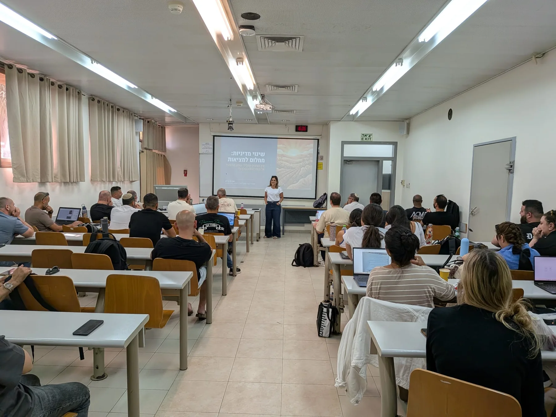 מפגש תוכן של התנועה; ארכיון פעילות, לא צילום של תוכנית מנהיגות מסוימת